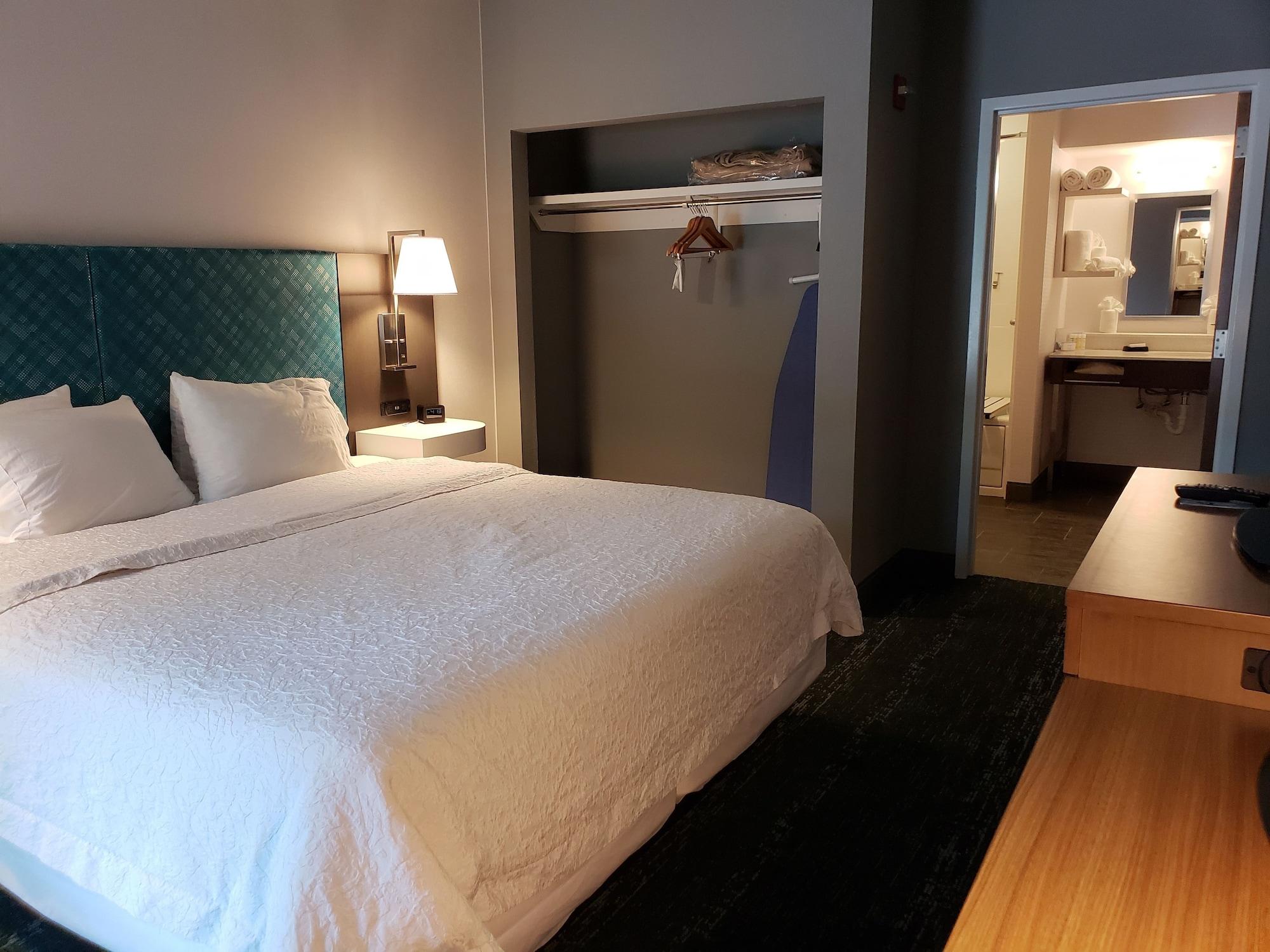 Hampton Inn & Suites Newtown Yardley Екстер'єр фото