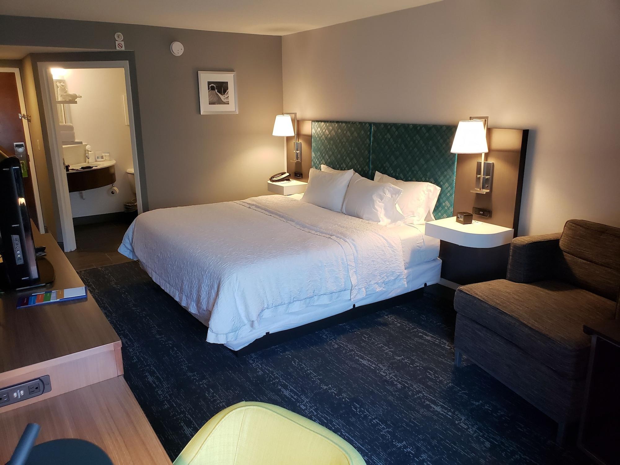 Hampton Inn & Suites Newtown Yardley Екстер'єр фото