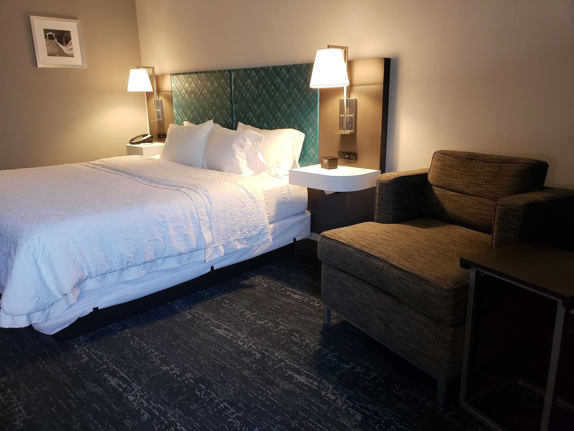 Hampton Inn & Suites Newtown Yardley Екстер'єр фото