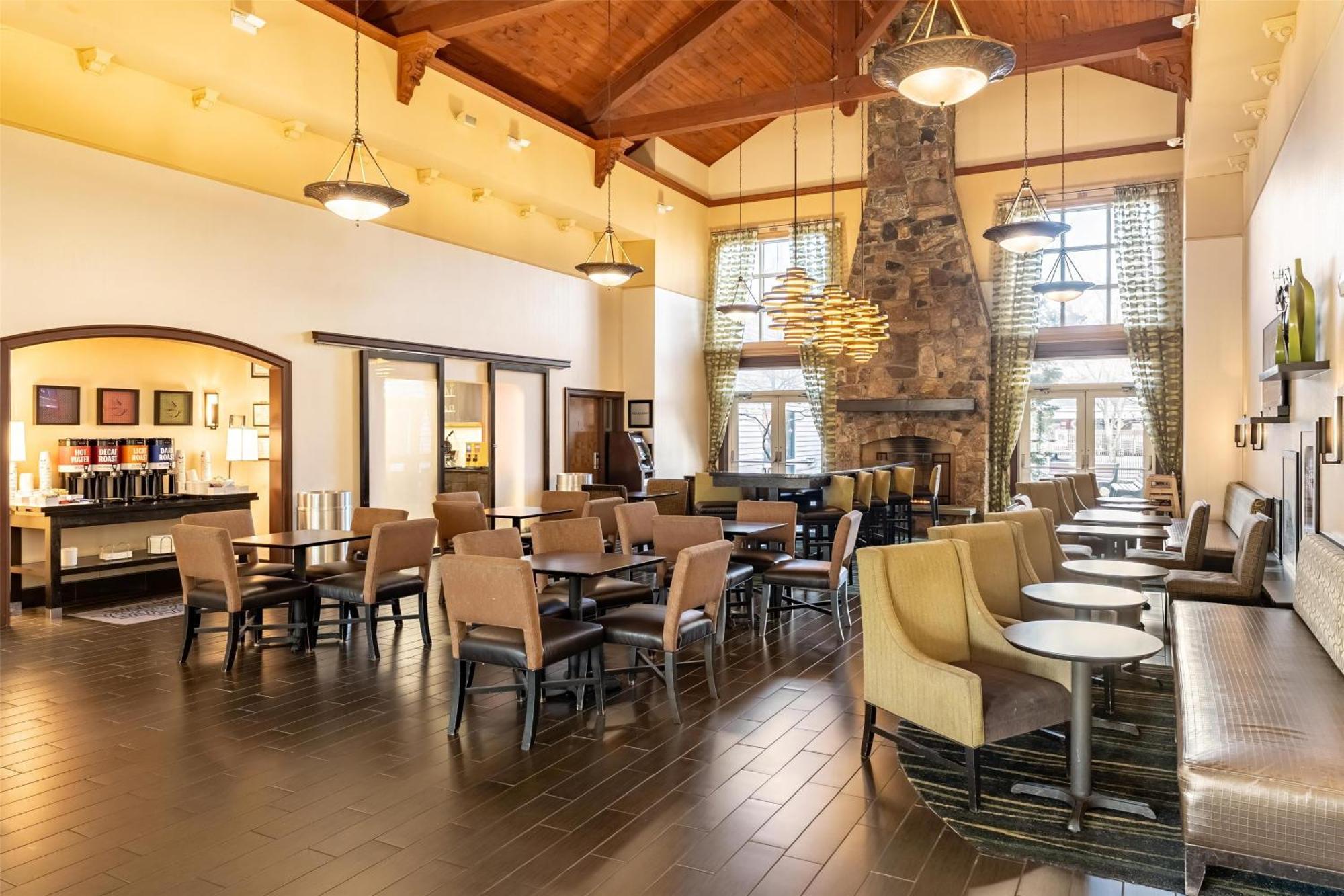 Hampton Inn & Suites Newtown Yardley Екстер'єр фото
