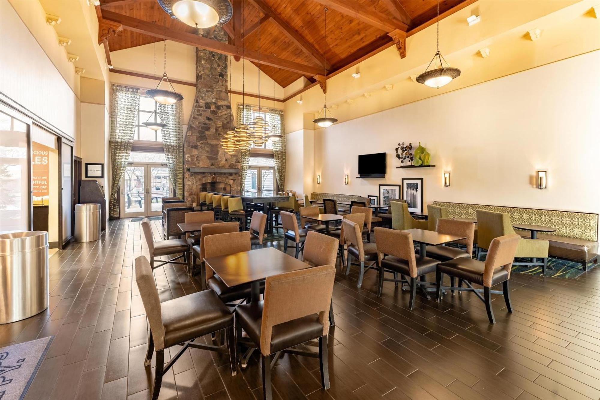 Hampton Inn & Suites Newtown Yardley Екстер'єр фото